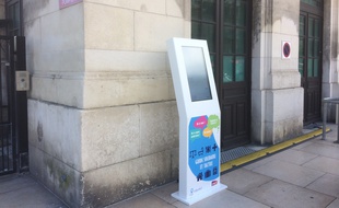Une borne solidaire a été installée pour cinq mois d'expérimentation sur le parvis de la gare Saint-Jean.