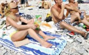 A Nice, les vacanciers préfèrent pique-niquer que d'aller au restaurant.