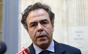 Le ministre de l'Education Luc Chatel a fait passer in extremis un décret réformant l'évaluation des enseignants, mais ce texte sera "abrogé" dès l'entrée en fonction de François Hollande, a annoncé mercredi son conseiller Education Vincent Peillon, répondant à la colère des syndicats.