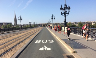 Depuis juillet, le pont de pierre est définitivement fermé aux voitures.