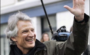 Dominique de Villepin n'a rien cédé mardi dans l'épreuve de force qui l'oppose aux manifestants anti-CPE, excluant une nouvelle fois de retirer ce texte alors que la polémique enfle autour du syndicaliste grièvement blessé, samedi, lors de heurts avec la police.