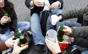 Des jeunes boivent de l'alcool dans la rue. Illustration.