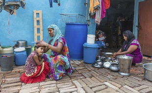 Une mère et sa fille, le 13 mai 2018 à Allahabad, en Inde.