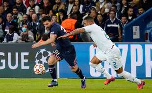 Lionel Messi échappe à Kyle Walker.