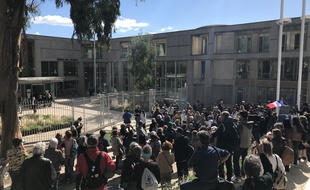 Des manifestants se sont rassemblés devant le tribunal pour soutenir Denis Agret