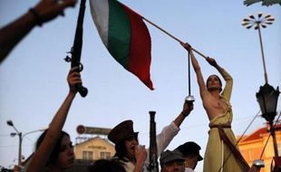 Les manifestants à Sofia, qui protestent depuis un mois contre "l'oligarchie" et réclament la démission du gouvernement de centre-gauche, ont félicité samedi la France à l'occasion de l'anniversaire de la révolution française.