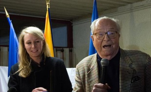Marion Marechal-Le Pen et Jean-Marie Le Pen le 29 mars 2015 à Carpentras