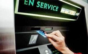 En 2009, 80 % des foyers fragilisés détiennent une carte bancaire, contre 39 % en 2001.