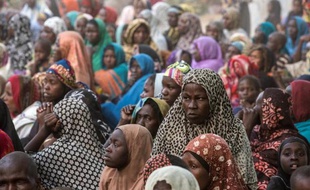 Des civils fuient les combats entre l'armée nigériane et les combattants de Boko Haram et trouvent refuge le 25 mars 2015 dans les environs de la ville de Maiduguri, au nord-est du Nigeria