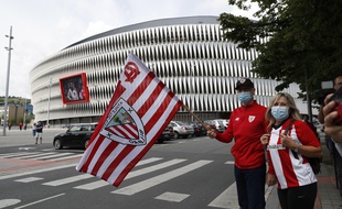 Des fans de l'Athletic Bilbao devant le stade San Mames, le 14 juin 2020.