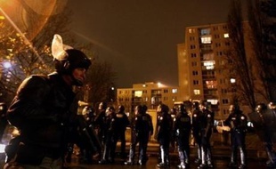 Une opération de police de grande ampleur, mobilisant près d'un millier de membres des forces de l'ordre, a débuté lundi à 6H00 à Villiers-le-Bel (Val-d'Oise) afin d'interpeller les auteurs de violences contre des policiers survenues fin novembre dans cette ville.