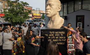 Réalisée en bois par l'artiste Chris Carnabuci, la statue avait été inaugurée le 19 juin 2021.