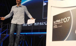 Loic Le Meur parade à la tribune lors de l'édition 2007 de sa grande conférence «LeWeb».