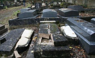 Quarante-neuf tombes ont été profanées au cimetière juif de Bar-le-Duc (Meuse), a-t-on appris dimanche auprès du commissariat de la ville.