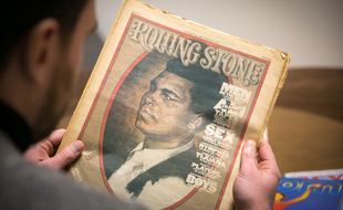 Julien Gless avec un magazine Rolling Stone qui date des années 1970.