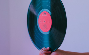 Main tenant un vinyl