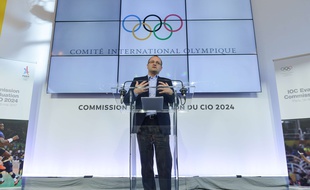 Patrick Baumann en conférence de presse lors de la visite de la commission d'évaluation du CIO à Paris, le 16 mai 2017.