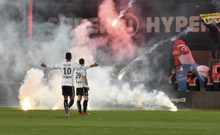 La Brigade Loire, groupe ultra supportant le FC Nantes, a perturbé le match de Ligue 1 Angers-Amiens en jetant des fusées éclairantes pour fêter ses 20 ans.