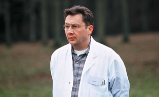 Serge Lariviere dans un scène du telefilm «Un Homme par hasard» en 2002