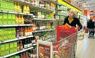 Les Parisiens profitent du large choix des hypermarchés de banlieue.