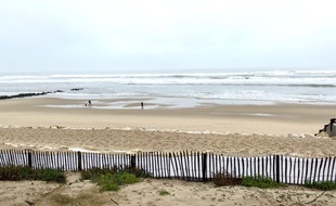 La plage de Lacanau, lundi 11 novembre 2019, interdite d'accès, alors que des ballots de cocaïne s'échouent sur le littoral Atlantique.