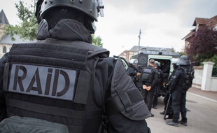 Illustration: Un policier du RAID.