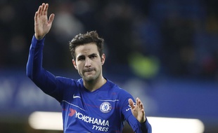 Cesc Fabregas salue les supporters de Chelsea.