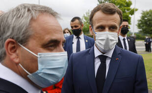 Au lendemain des régionales, Emmanuel Macron n'a pas commenté les résultats décevants de LREM, mais il a croisé celui qui veut le battre en 2022, Xavier Bertrand, lors d'une visite d'usine à Douai (Nord).