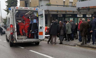 Un jeune Italien soupçonné d'être l'auteur d'une fusillade perpétrée à partir d'une voiture ce samedi 3 février 2018 à Macerata (Italie), a été arrêté par la police, qui a annoncé que les personnes blessées par les tirs étaient des étrangers.