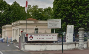 Le jeune homme de 25 ans atteint de méningite a été hospitalisé à l'hôpital Robert Picqué.