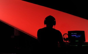 Un joueur devant un jeu vidéo en juin 2012 à Los Angeles.
