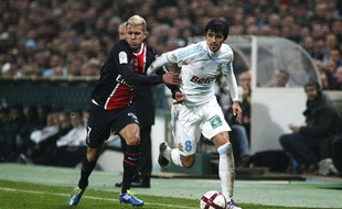 Le Parisien jérémy ménez tente de défendre sur le Marseillais Lucho Gonzalez, le 27 novembre 2011, au Stade vélodrome.