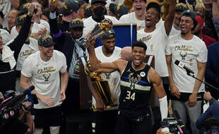Giannis Antetokounmpo et les Milwaukee Bucks ont remporté la finale NBA 4-2 face aux Phoenix Suns, avec une victoire décisive le 20 juillet 2021.