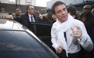 Le Premier ministre Manuel Valls, le 25 mars 2015 à Fresnes, arrive à un meeting de soutien aux socialistes pour les élections départementales