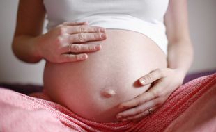 Une femme enceinte de sept mois. Illustration.