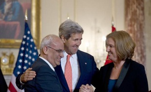 Les négociations israélo-palestiniennes, qui avaient repris fin juillet à Washington, vont se poursuivre le 14 août à Jérusalem puis à Jéricho, en Cisjordanie, ont annoncé jeudi les Etats-Unis, qui ont condamné une nouvelle fois la colonisation israélienne.