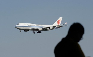 La compagnie aérienne chinoise Air China a annoncé vendredi une commande de 31 avions Boeing, à la fois des gros porteurs et des moyens courriers, ce qui représente 5,2 milliards de dollars au prix catalogue.