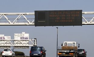 Un panneau recommandant une baisse de vitesse de 20km/h en cas de pollution sur le périphérique de Lille.