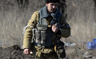 Un membre d'une équipe de démineurs rebelles prorusses examine une grenade neutralisée dans la ville de Debaltseve en Ukraine, le 27 février 2015