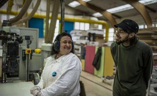 ls apprennent "la vie de de l'entreprise de A à Z" : douze salariés du fabricant de meubles pour enfants Vibel reprennent en main la société de Bazarnes (Yonne) sous la forme d'une société coopérative et participative (Scop), et passent ainsi d'employés à patrons.