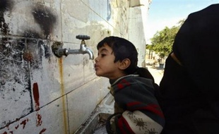 Cinquante membres de la sécurité civile française sont en attente à la frontière égyptienne pour passer mardi dans la bande de Gaza afin de permettre à 100.000 Palestiniens de disposer d'eau potable.