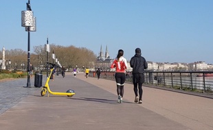 Au deuxième du confinement, de nombreux Bordelais sont sortis faire leur jogging sur les quais.
