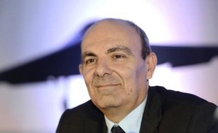 Eric Trappier prend mercredi ses fonctions de PDG de Dassault Aviation, succédant à Charles Edelstenne, 75 ans, qui a fait du constructeur du Rafale un pilier de l'industrie française de la défense.