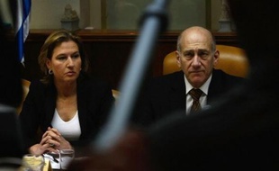 Israël a menacé lundi de frapper d'"une main de fer" aussi longtemps que les tirs de roquettes se poursuivraient de Gaza, où le Hamas a promis "la victoire", au 17e jour de l'offensive israélienne qui a fait plus de 900 morts dans le territoire palestinien.