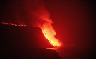 La lave du volcan Cumbre Vieja, aux Canaries, a atteint l'océan le 29 septembre 2021.