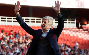 Arsène Wenger remercie les supporters d'Arsenal pour son dernier match à l'Emirates Stadium, le 6 mai 2018.