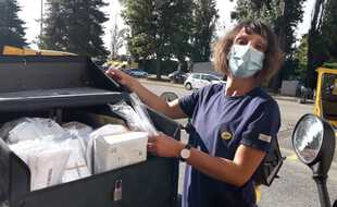 Une factrice à la Poste du Rhône.
