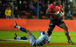 Josua Tuisova tente d'échapper à Benjamin Urdapiletta à Toulon le 8 mai 2016
