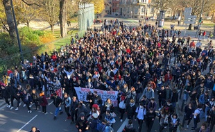 Les lycéens ont manifesté vendredi au Grand-Rond avant de repartir vers la place Saint-Cyprien.