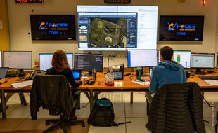 Au sein du centre de commandement du CNES de Toulouse, où est programmé l'activité de SuperCam, la caméra laser installée sur Persévérance qui se posera sur Mars le 18 février.